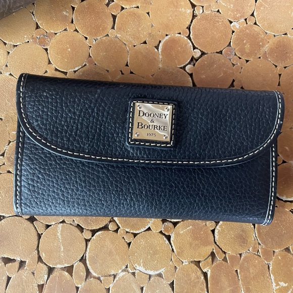 Dooney & Bourke Pebble Grain Continental Clutch - Picture 1 of 3